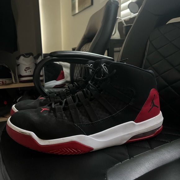 Men's Jordan Max Aura Black/Gym Red 9/10 - Picture 1 of 9